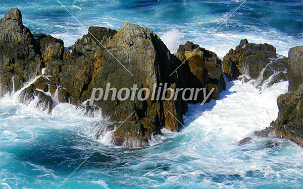 photolibrary岩にぶつかる波しぶき